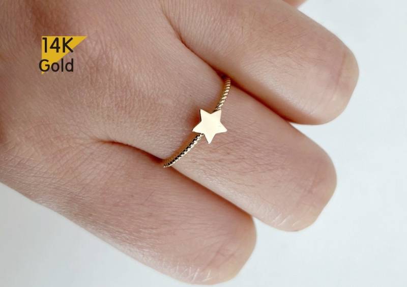 Black Friday Sale 14K Solid Gold Ring Einfacher Twist Flacher Stern Echtes Basic Design Brautjungfer Schmuck - Tgr003 von tinytinygold