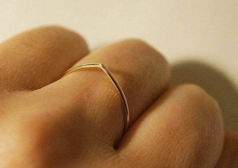 14K Solid Gold Wasser Dünne Linie Tropfen Ring - Tgr014 von tinytinygold