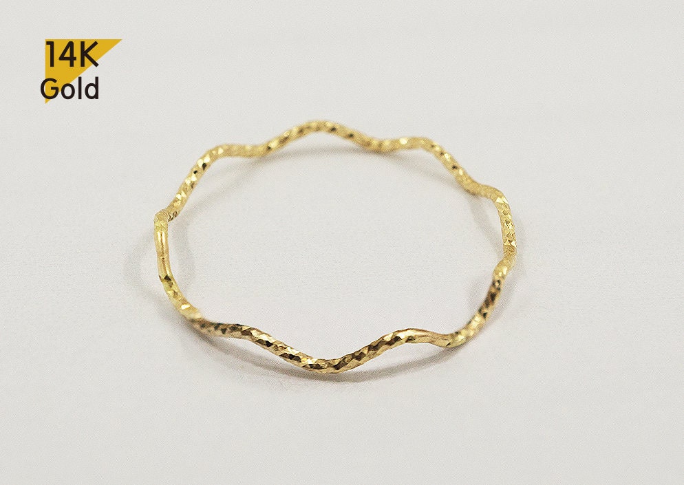 Schwarzer Freitag Verkauf 14K Gold Dünn Welle Stapelring, Dünner Ring, Solider Goldring, Ripple Ring - Tgr201 von tinytinygold