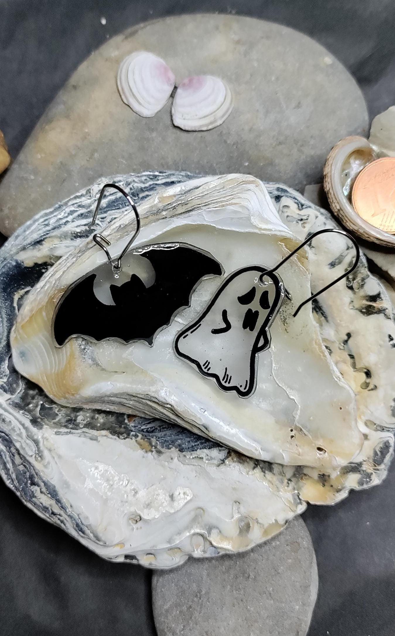Halloween Ohrringe, Fledermaus Geist Schmuck, Geschenk, Handgemachter Schmuck Aus Schrumpffolie Halloween Ohrringe, Fledermaus Geist Schmuck, Geschenk, Handgemachter Schmuck Aus Schrumpffolie von tinyzingers