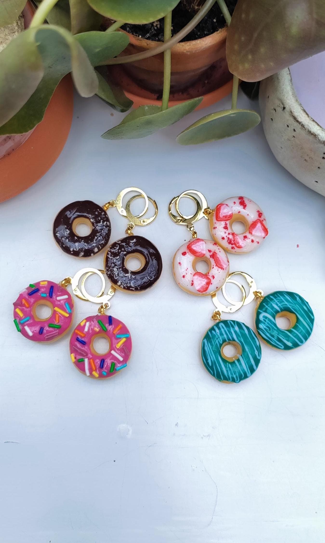 Miniatur Donutohrringe, Goldener Edelstahl, Hängeohrringe, Handgemachter Schmuck Aus Fimo, Miniatur-Essensschmuck Miniatur Donutohrringe, Goldener Edelstahl, Hängeohrringe, Handgemachter Schmuck Aus Fimo, Miniatur-Essensschmuck von tinyzingers