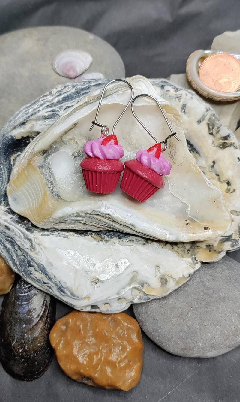 Miniatur Muffin Ohrringe, Erdbeermuffins, Handgemachter Schmuck Aus Fimo, Miniatur-Essensschmuck Miniatur Muffin Ohrringe, Erdbeermuffins, Handgemachter Schmuck Aus Fimo, Miniatur-Essensschmuck von tinyzingers