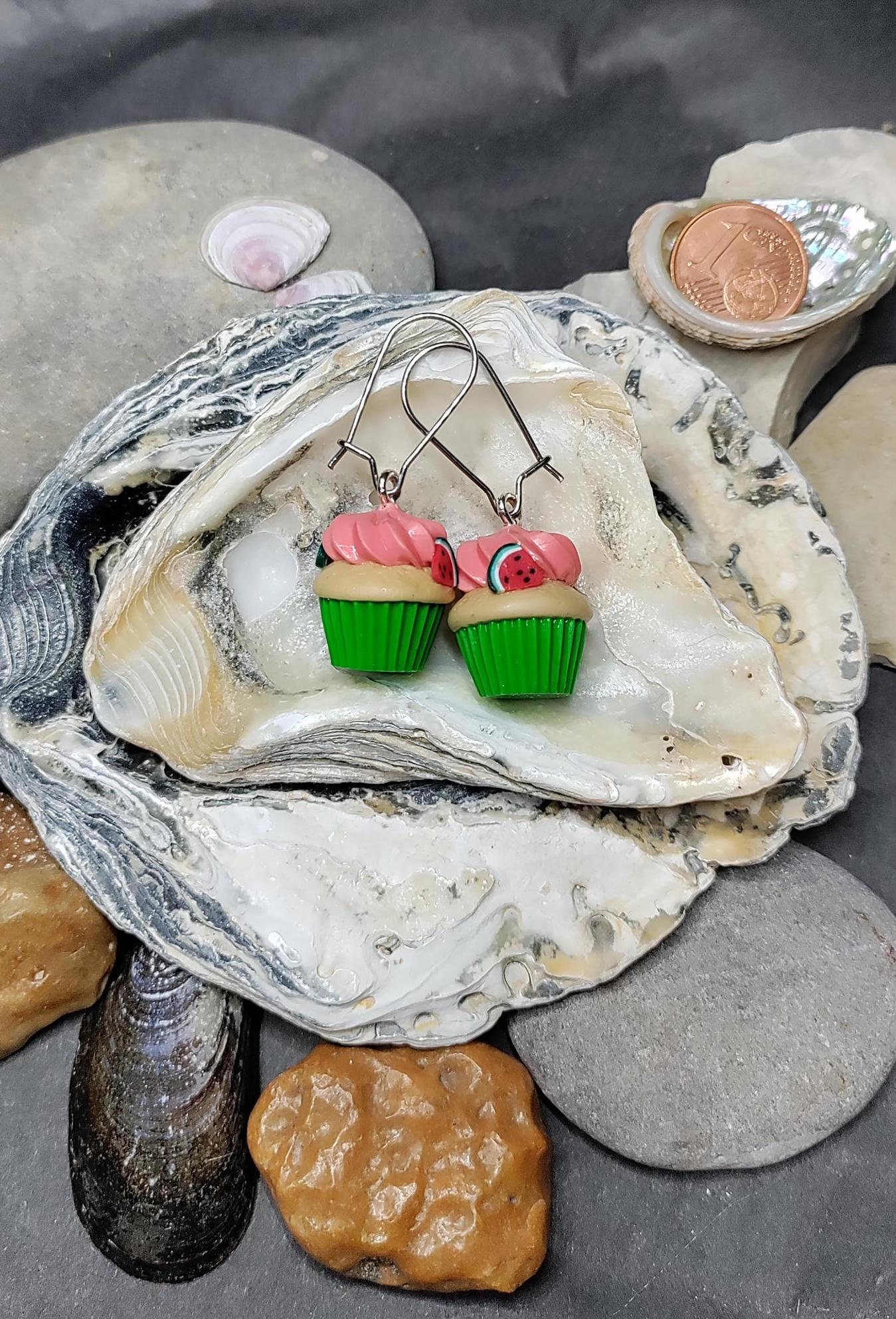 Miniatur Muffin Ohrringe, Wassermelonenmuffins, Handgemachter Schmuck Aus Fimo, Miniatur-Essensschmuck Miniatur Muffin Ohrringe, Wassermelonenmuffins, Handgemachter Schmuck Aus Fimo, Miniatur-Essensschmuck von tinyzingers