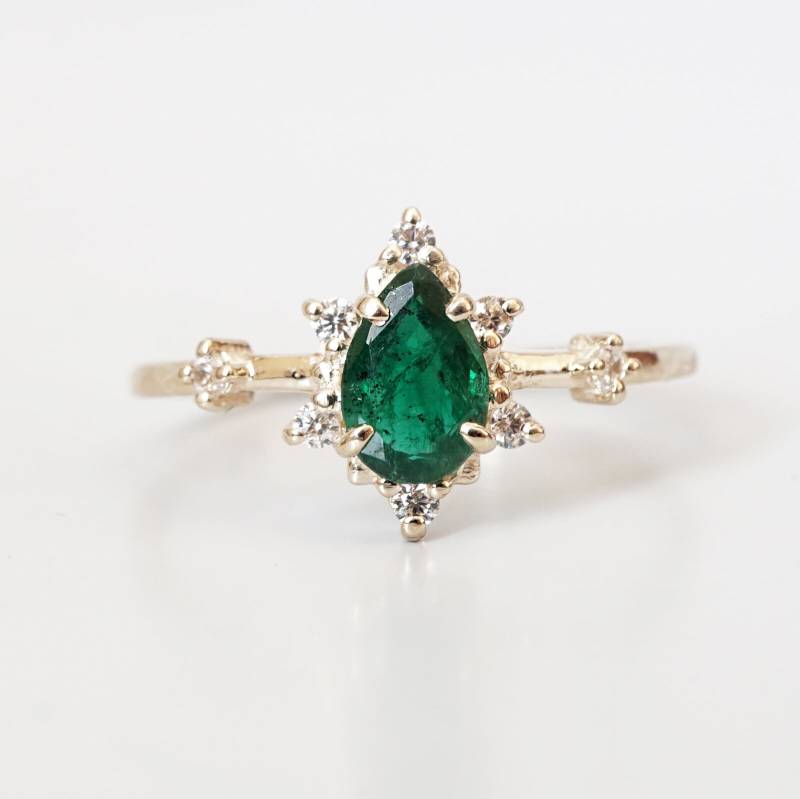 14K Solid Gold Birnenform Smaragd Cluster Ring 14K Solid Gold Birnenform Smaragd Cluster Ring von tippytaste