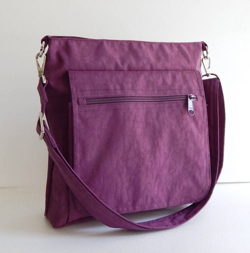 Deep Plum Nylon Messenger Bag Wasserfeste Crossbody-Reisetasche, Kleine, Leichte, Maßgefertigte Tasche Mit Vielen Taschen - Judith von tippythai