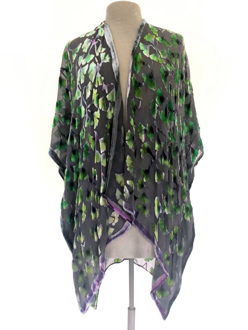 Ausbrenner Samt Kimono Schal Handbemalt Gingko Blätter Seide Chiffon Handgefärbt Devore in Kürzerer Länge Ausbrenner Samt Kimono Schal Handbemalt Gingko Blätter Seide Chiffon Handgefärbt Devore in Kürzerer Länge von tiresh