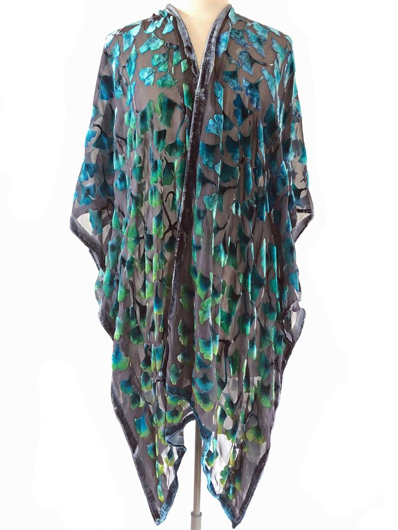 Ausbrenner Samt Kimono Schal Schwarz Mit Smaragdgrün Und Blaugrün Handbemalte Seide Gingko Blätter Chiffon Hand Gefärbt Devore Ausbrenner Samt Kimono Schal Schwarz Mit Smaragdgrün Und Blaugrün Handbemalte Seide Gingko Blätter Chiffon Hand Gefärbt Devore von tiresh
