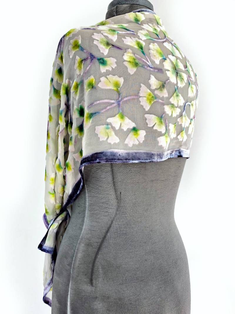 Ausbrenner Samt Schal, Gingko Blätter Hand Bemalt Seide Chiffon Länglich, Blass Grau Waschbar Und Luxuriöses Geschenk Für Mama Ausbrenner Samt Schal, Gingko Blätter Hand Bemalt Seide Chiffon Länglich, Blass Grau Waschbar Und Luxuriöses Geschenk Für Mama von tiresh