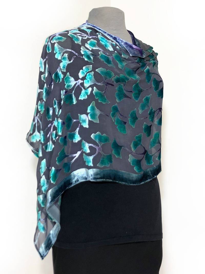 Ausbrenner Samt Schal Poncho Handbemalte Seide Chiffon Handgefärbt in Schwarz Mit Türkis Ausbrenner Samt Schal Poncho Handbemalte Seide Chiffon Handgefärbt in Schwarz Mit Türkis von tiresh