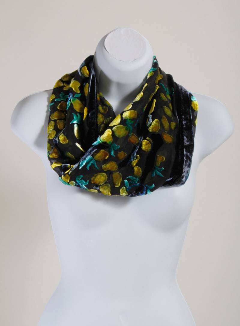 Handbemalter Schal, Schlauchschal, Loop, Seidenschal, Samtschal, Handgefärbt, Weiden, Schwarz, Gelb, Kreisschal Handbemalter Schal, Schlauchschal, Loop, Seidenschal, Samtschal, Handgefärbt, Weiden, Schwarz, Gelb, Kreisschal von tiresh
