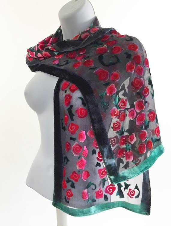 Handbemalter Seidensamt Schal, Rote Rosen Mit Grün, Schwarz Handbemalter Seidensamt Schal, Rote Rosen Mit Grün, Schwarz von tiresh