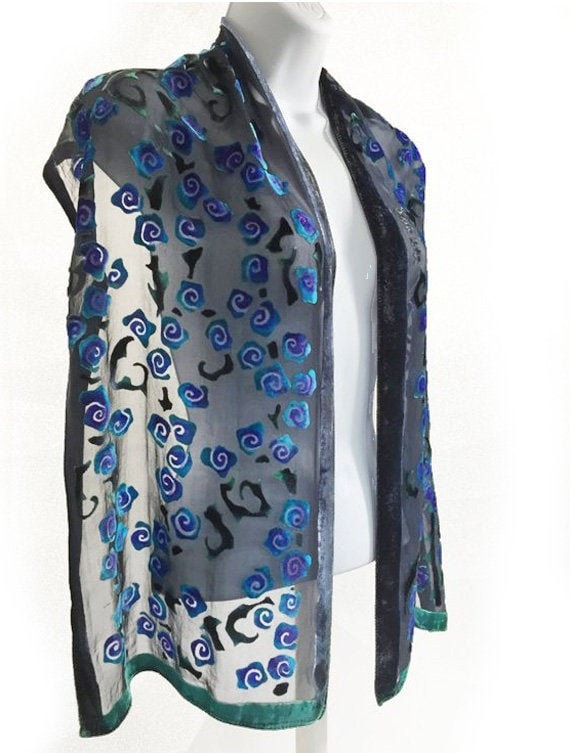 Handbemalter Seidenschal, Ausbrenner-Samt-Blumenrosen Mit Schwarzem Durchsichtigem Seidenchiffon von tiresh