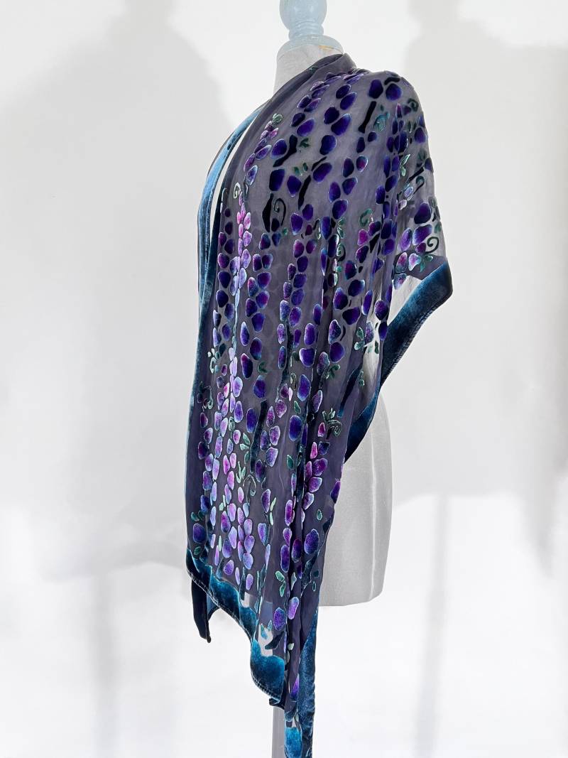 Schwarze Seide Chiffon Schal Ausbrenner Samt Wrap, Handbemalt, Handgefärbt, Weidenzweige, Waschbar Schwarze Seide Chiffon Schal Ausbrenner Samt Wrap, Handbemalt, Handgefärbt, Weidenzweige, Waschbar von tiresh