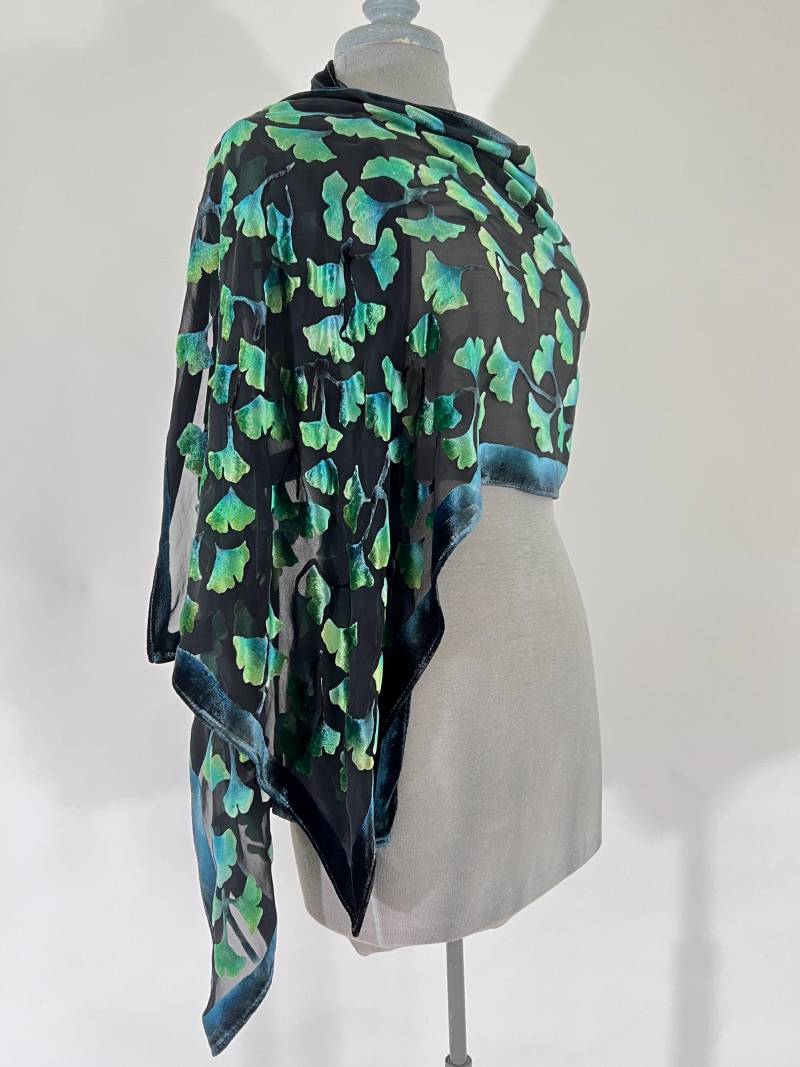 Schwarzer Seidensamt Wrap Gingko Blätter, Handbemalter Seidenschal, Schwarz Und Grün, Waschbar Schwarzer Seidensamt Wrap Gingko Blätter, Handbemalter Seidenschal, Schwarz Und Grün, Waschbar von tiresh