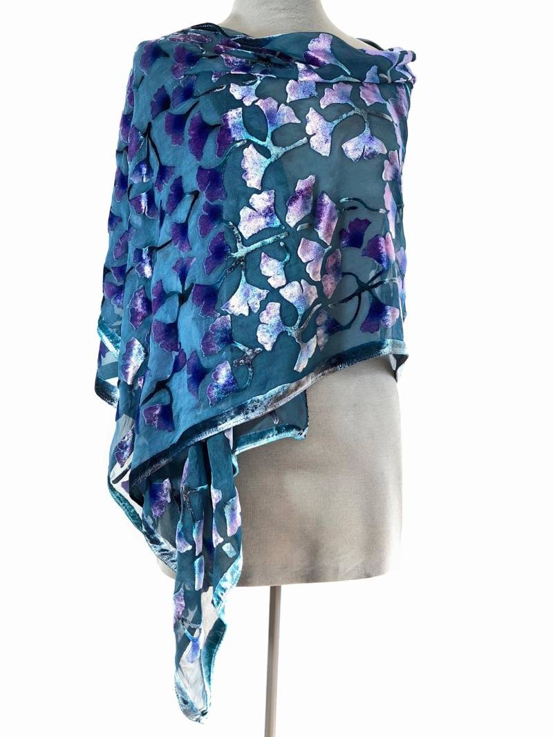 Seidenschal Ausbrenner-Samtmuster, Seidenchiffon-Schal Oder Wrap, Handbemalte Ginkgoblätter in Blau - Und Lilatönen. Waschbar Seidenschal Ausbrenner-Samtmuster, Seidenchiffon-Schal Oder Wrap, Handbemalte Ginkgoblätter in Blau - Und Lilatönen. Waschbar von tiresh