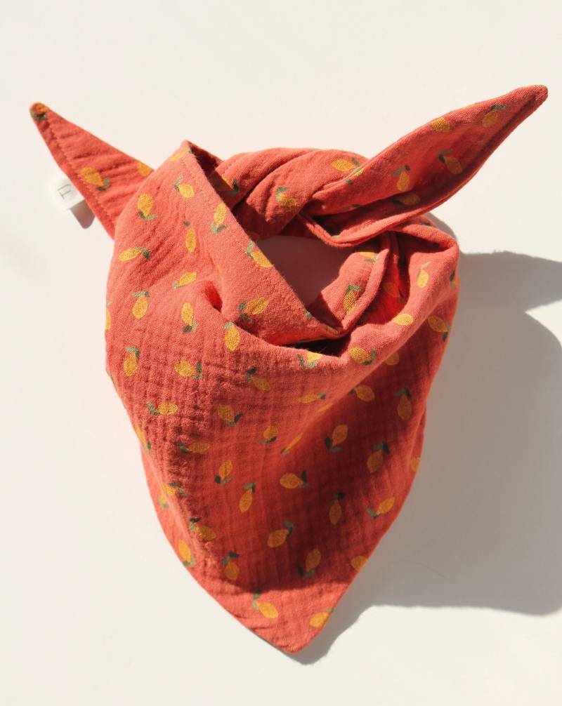 Musselin Tuch Zum Binden Mit Einem Schönen Zitronen Muster, Krawattenschal Midi Lemon Terracotta von tjbibs