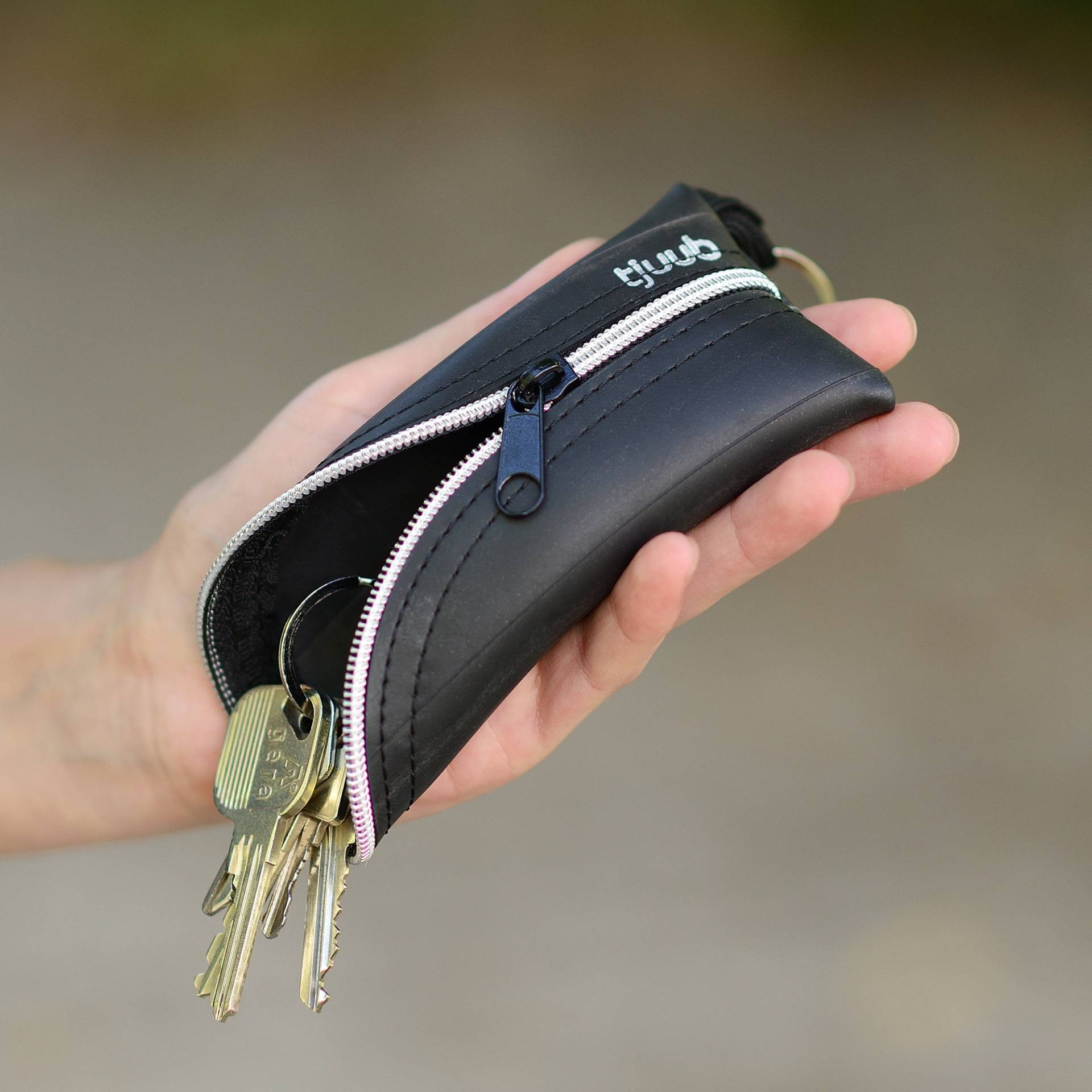 Schlüsseltasche Schlüsseletui Aus Gebrauchtem Fahrradschlauch Schwarz Geschenk Zum Vatertag Schlüsselmäppchen Von Tjuub von tjuub