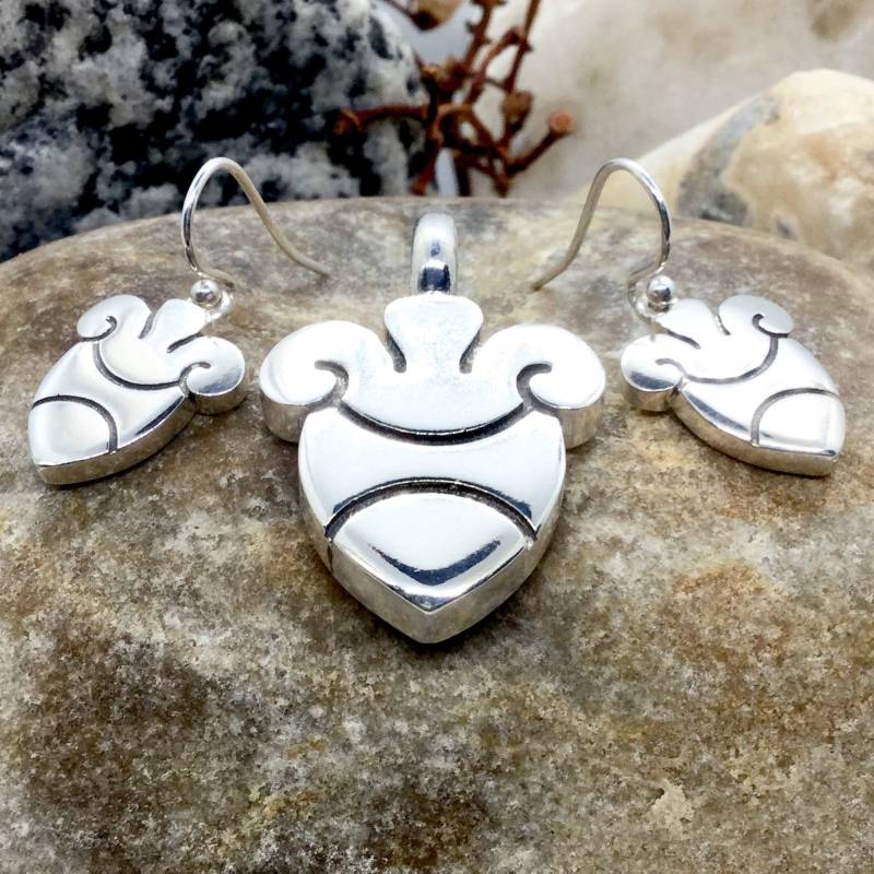 Yolotl | Herz Sterling Silber Charme & Ohrringe Set Yolotl | Herz Sterling Silber Charme & Ohrringe Set von tlakuilokalli