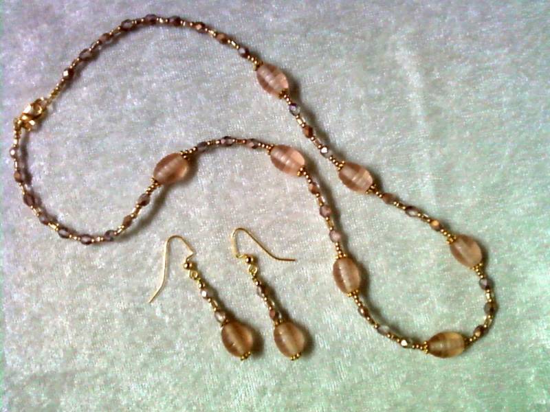 Milchig-Apollo-Rosa Und Gold-Halskette Ohrringe | 1104 von tlcorbett