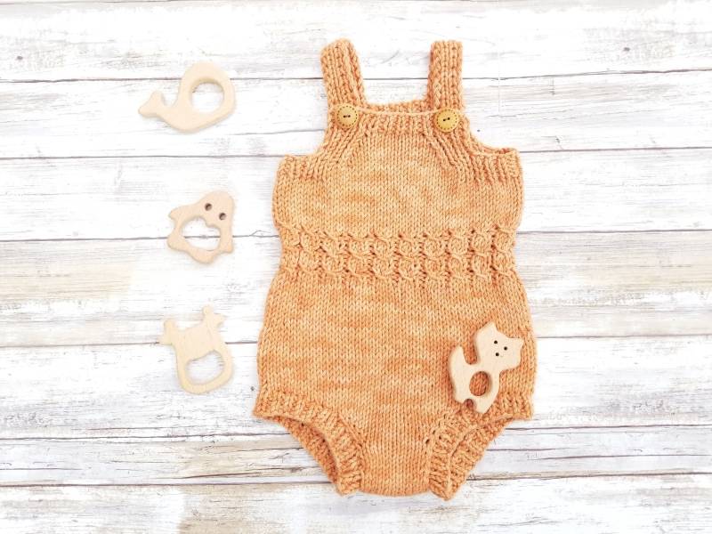 Hand Gestrickte Baumwolle Baby Strampler. Sommer-Baby-Strampler. Retro-Stil-Baby-Strampler. Neutrale Farbe von tlcrochetknitting