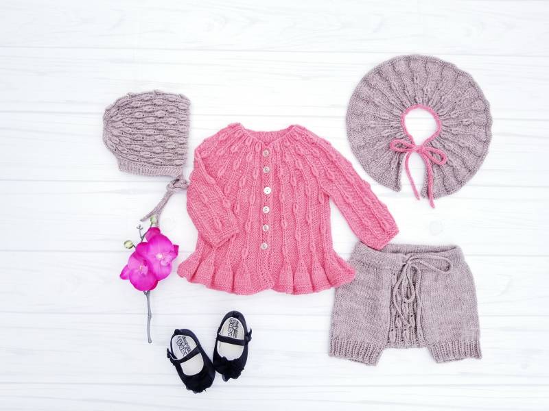 Handgestricktes Baby Set Für Mädchen. Wolle Mädchen Set. Strickjacke, Shorts, Mütze Und Kragen von tlcrochetknitting