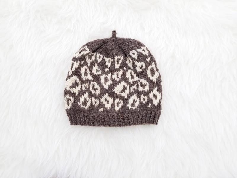 Spielraum. Handgestrickte Leopardenmütze. Stricken Sie Wolle-Mädchen-Mütze. Warme Wintermütze. Hut Mit Leopardenmuster von tlcrochetknitting