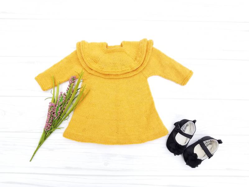 Spielraum. Retro-stil-Baby-Kleid. Senf Baby Kleidchen Mit Rüschen. Hand Gestricktes Kleid von tlcrochetknitting