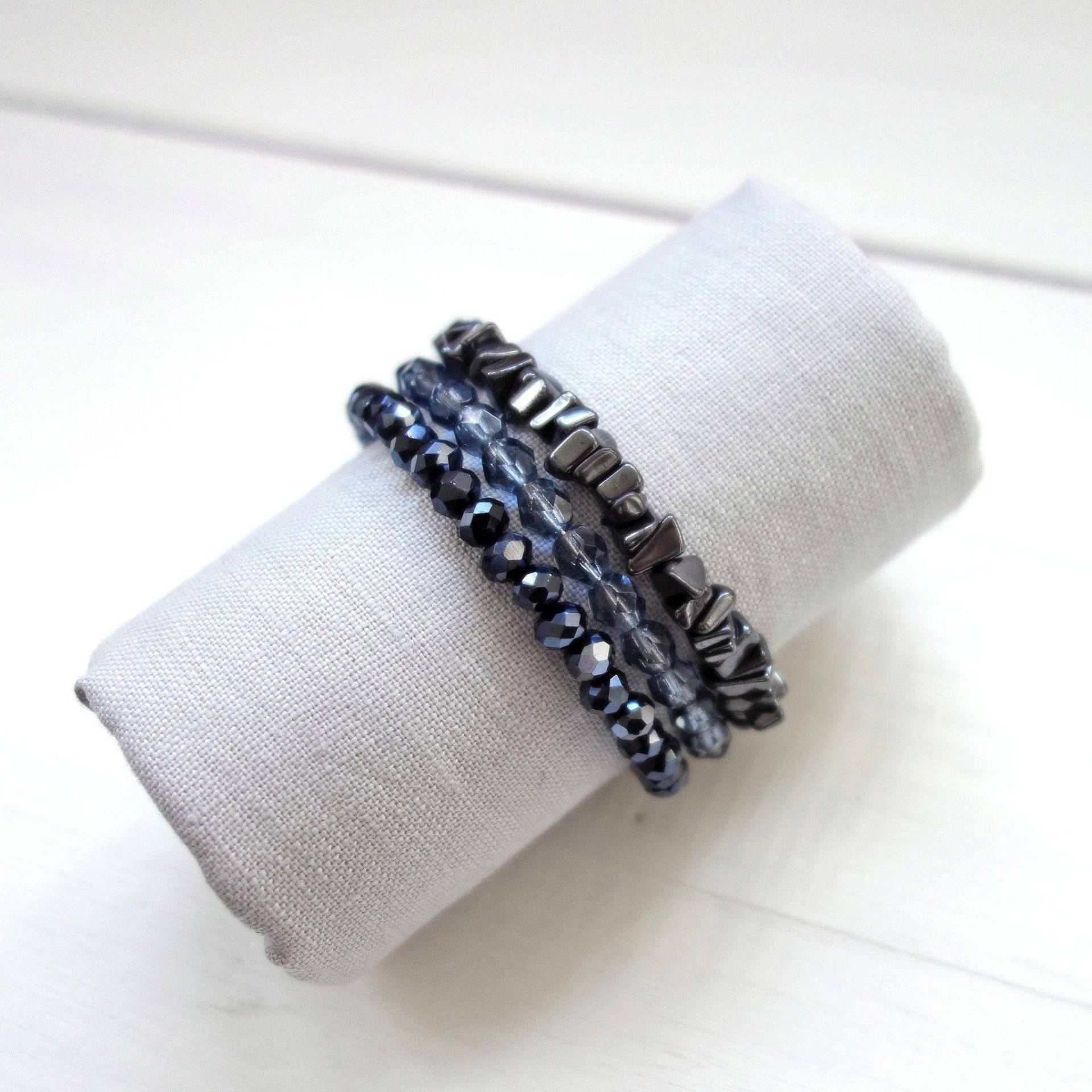 Layered Perlen Manschette Armband Grau Hämatit Steine Schwarz Blau Glasperlen Multi Strand Statement Memory Wire Für Frauen von tline