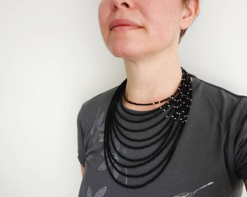 Multi Strand-Statement Halskette Überlagerte Schwarze Samen-Perlen-Große Bib Schmuck Für Frauen Multi Strand-Statement Halskette Überlagerte Schwarze Samen-Perlen-Große Bib Schmuck Für Frauen von tline