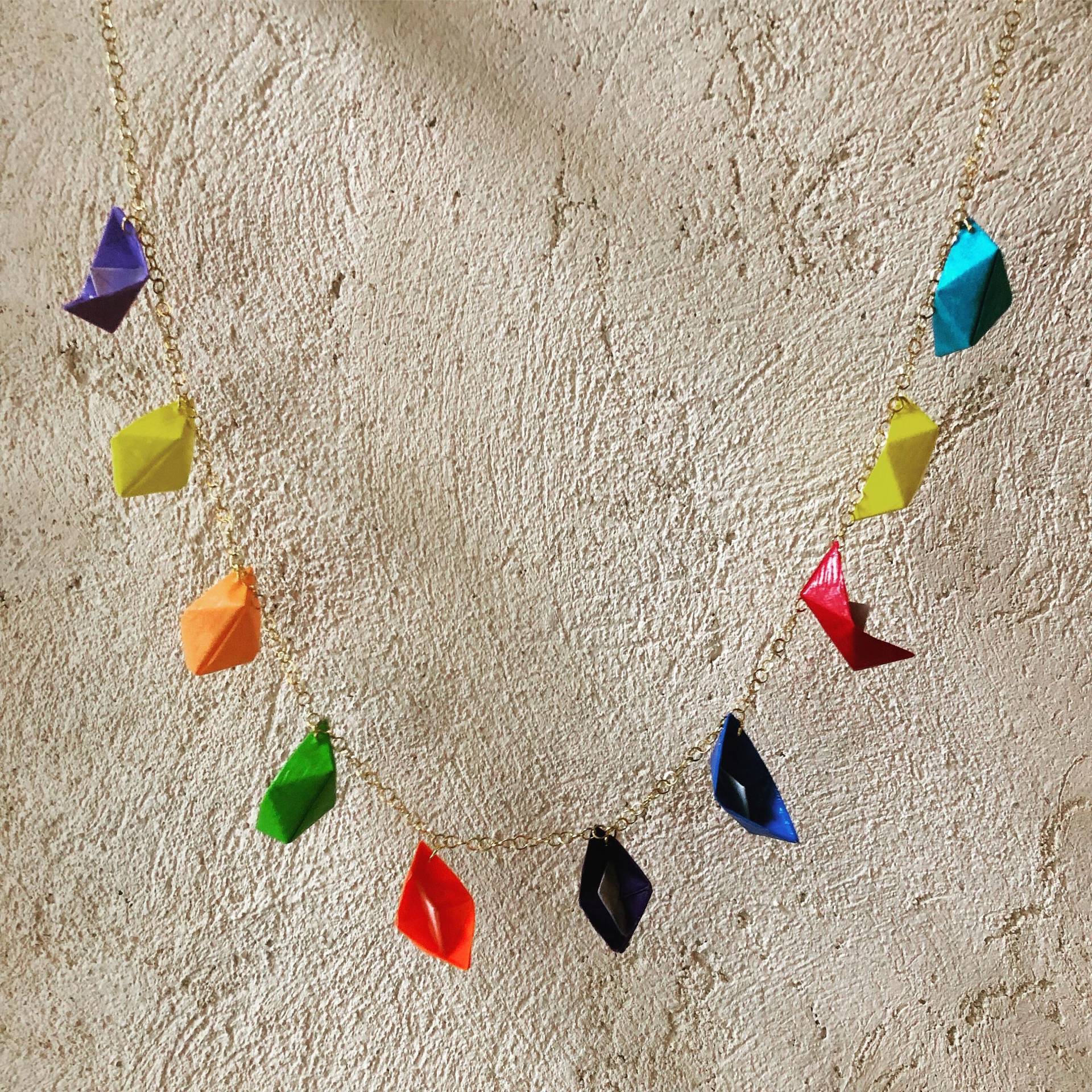 Halskette Mit Bunten Origami-Booten Halskette Mit Bunten Origami-Booten von toanimor