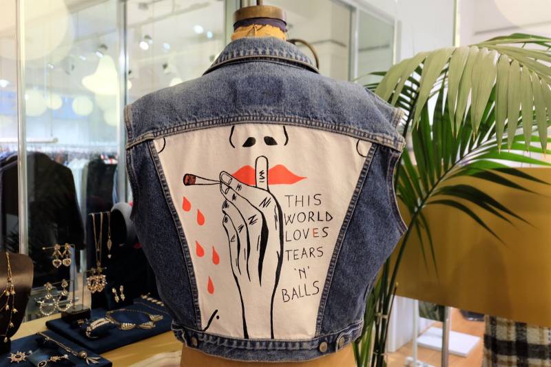 Handgemachte Levi's Jeansjacke Denim Art Handbemalte Fake Colors Graffiti Streetart Madeinitaly World Loves Tears Balls Handgemachte Levi's Jeansjacke Denim Art Handbemalte Fake Colors Graffiti Streetart Madeinitaly World Loves Tears Balls von todeniL