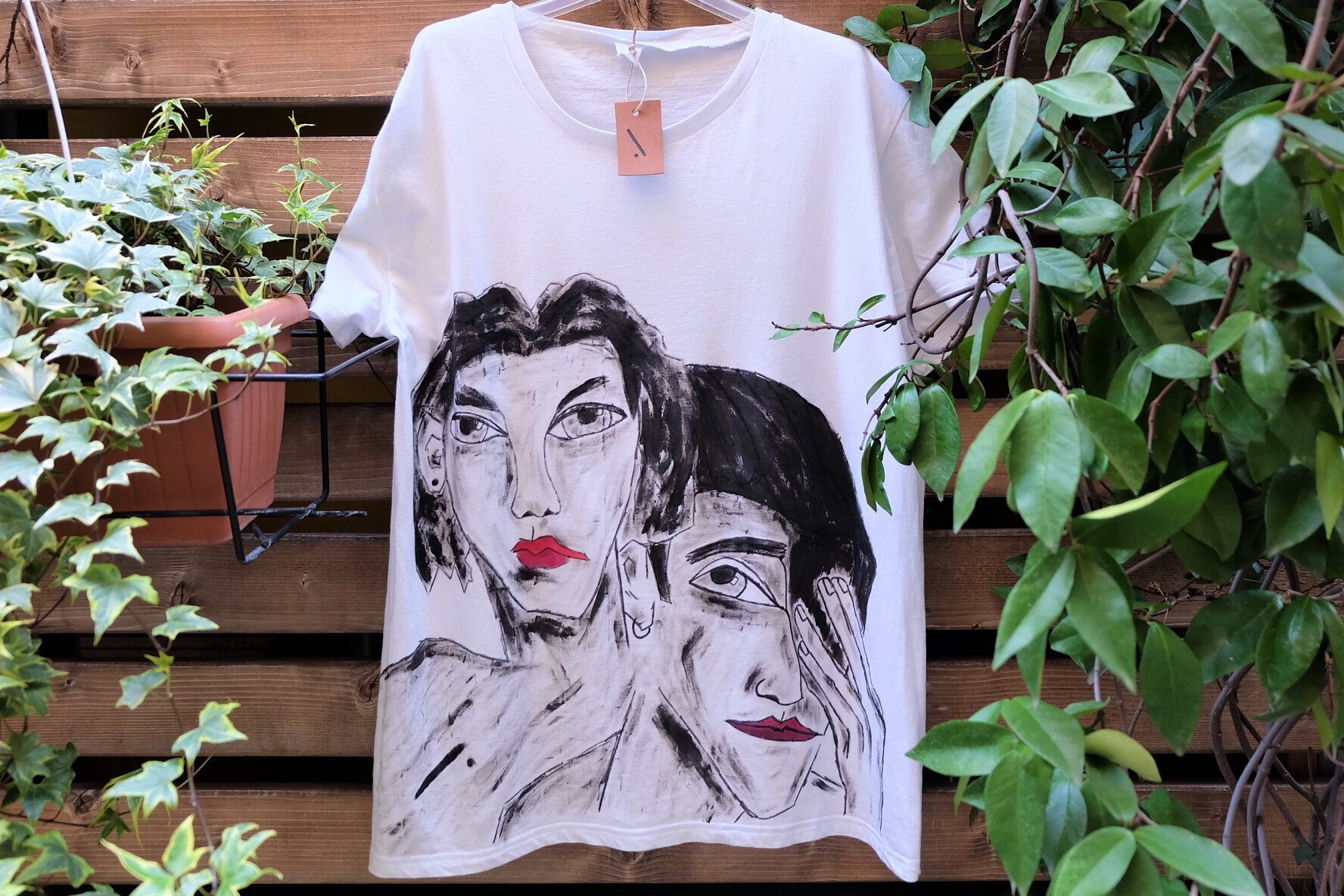 Handgemaltes T-Shirt Portait Mann Frau Lippen Sie Graffiti-Kunst Handgemacht Angepasst Schwarz Weiß Rot Ohrringe Augen Handgemaltes T-Shirt Portait Mann Frau Lippen Sie Graffiti-Kunst Handgemacht Angepasst Schwarz Weiß Rot Ohrringe Augen von todeniL