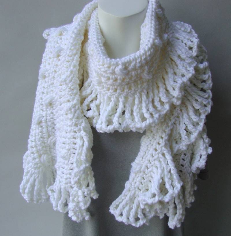 Gehäkelter Schal Aus Merino Wolle Mit Fransen von toivima