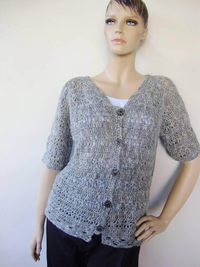 Graue Gehäkelte Jacke Leinen-Seide-Mix, Holzknöpfe | S/M von toivima