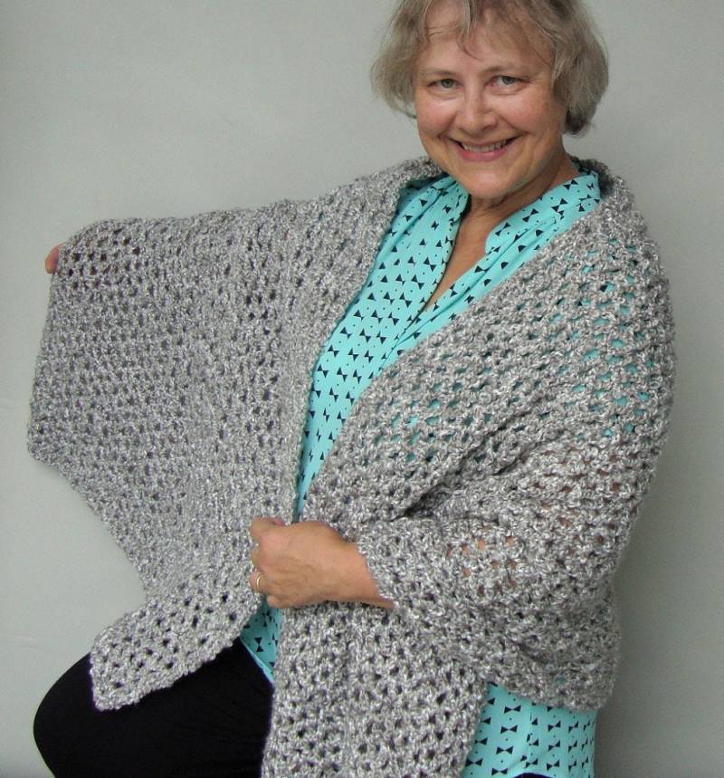 Grauer Gehäkelter Acryl-Schal Gemütlicher Silbergrauer Schal von toivima