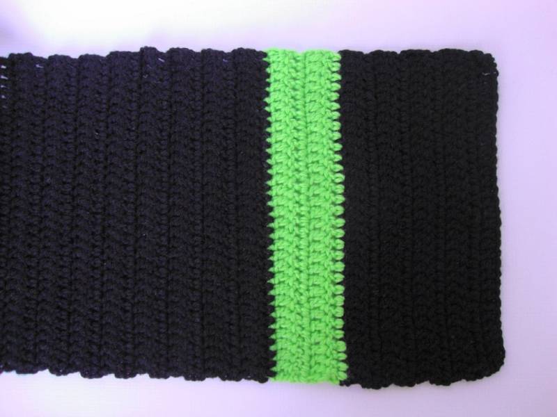 Häkelschal Schwarzer Unisex Schal Mit Grünem Streifen von toivima