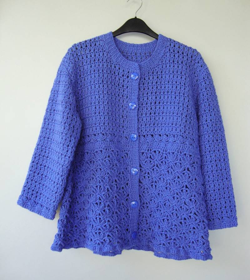 Handgehäkelte Bio Baumwolle Strickjacke - Kobalt Blau, Grösse L von toivima