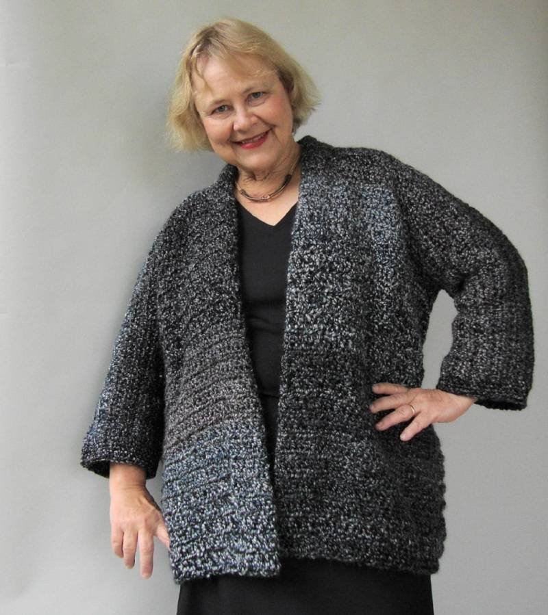 Handgehäkelte Schaljacke Midnight Stripes Acrylic Jacket von toivima