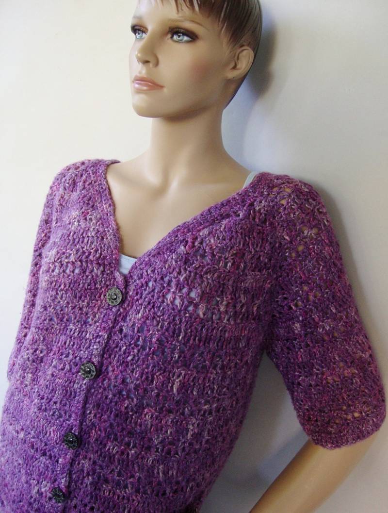 Handgehäkelte Seide-Leinen Strickjacke Lila Spitzenstrick Top, Grösse M von toivima