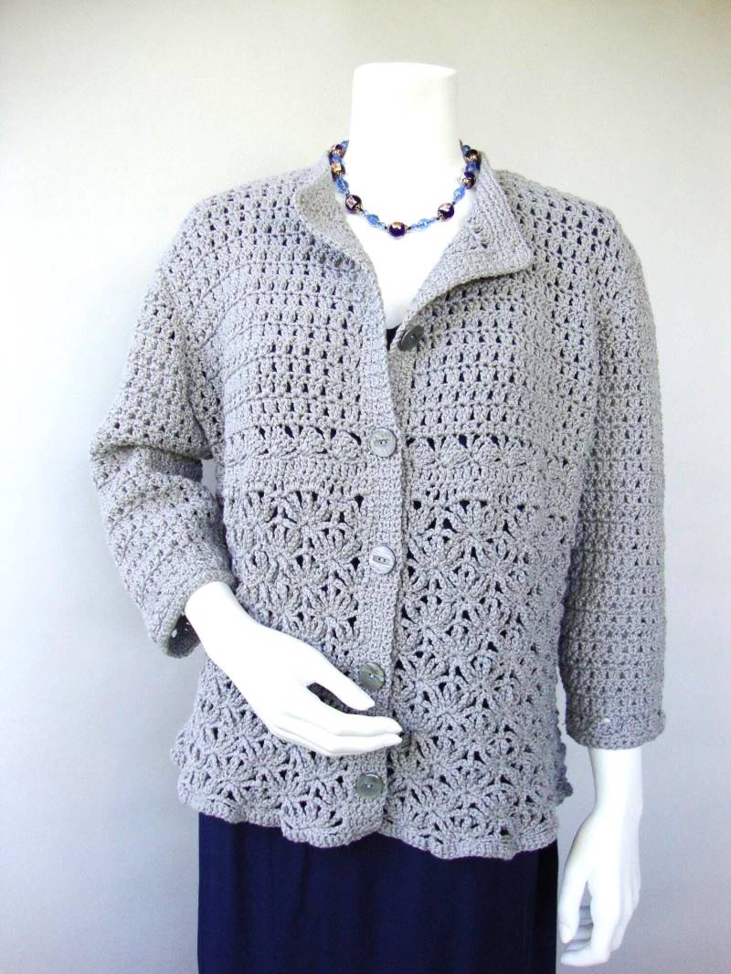 Handgehäkelter Cardigan Aus Bio-Baumwolle - Graue Jacke Mit Ausgestelltem Saum, Größe L von toivima