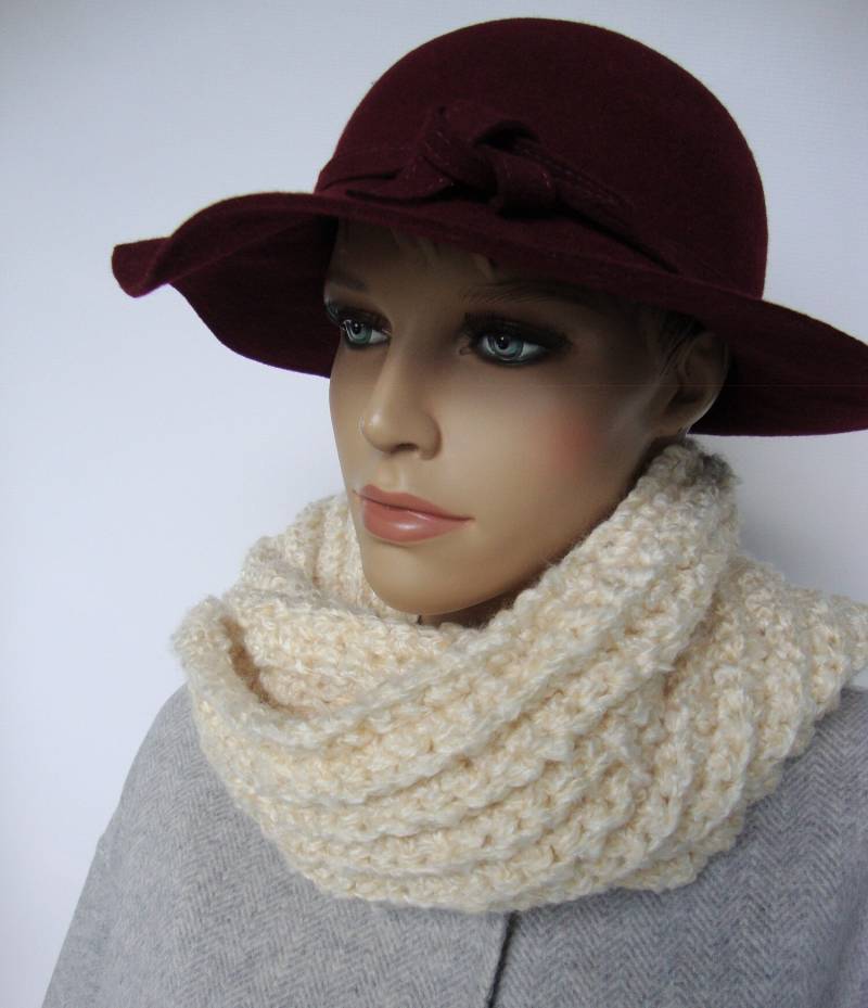 Handgehäkelter Loop Schal Mit Cremefarbenen Zopfmuster von toivima