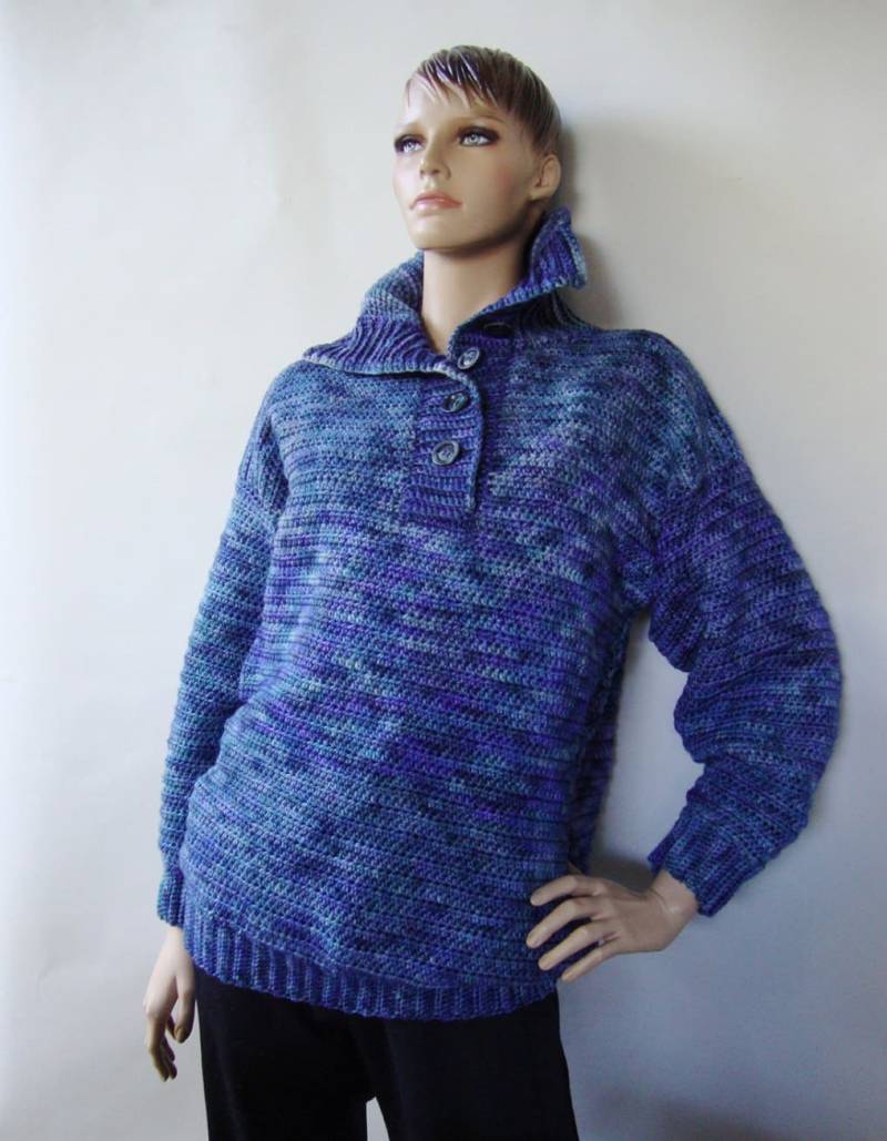 Handgehäkelter Pullover Aus Merinowolle Blau Violett Mit Rollkragen, Grösse M von toivima