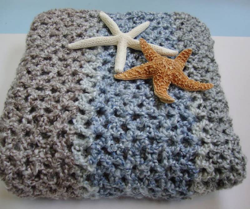 Handgehäkelter Strand-Schal Gestreifter Acryl-Wrap | 182 X 24 cm von toivima