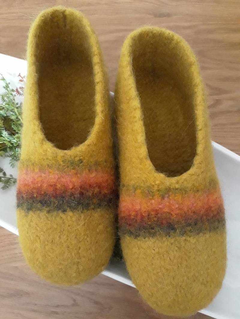Filzhausschuhe Mehrere Größen Curry Mit Streifen Filzschuhe Hausschuhe Gefilzt 100% Wolle Puschen Filz Pantoffeln Filzpantoffeln von tollewolle03