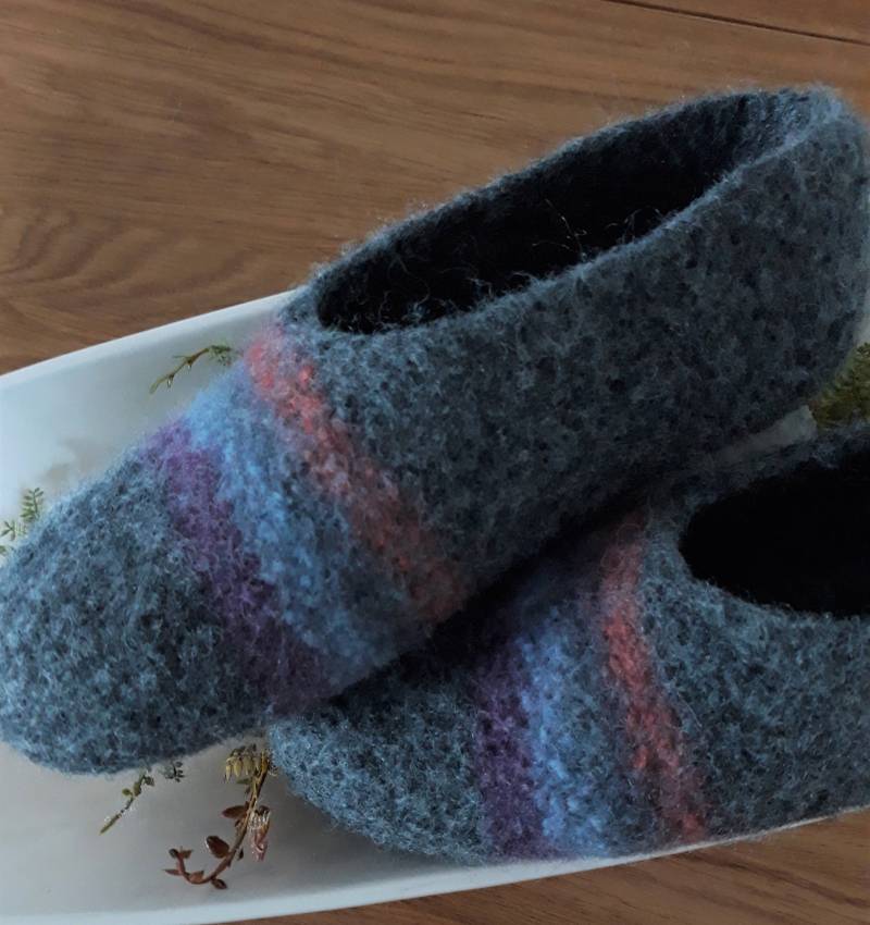 Filzhausschuhe Mehrere Größen Grau Mit Streifen Filzschuhe Hausschuhe Gefilzt 100% Wolle Puschen Filz Pantoffeln Filzpantoffeln von tollewolle03