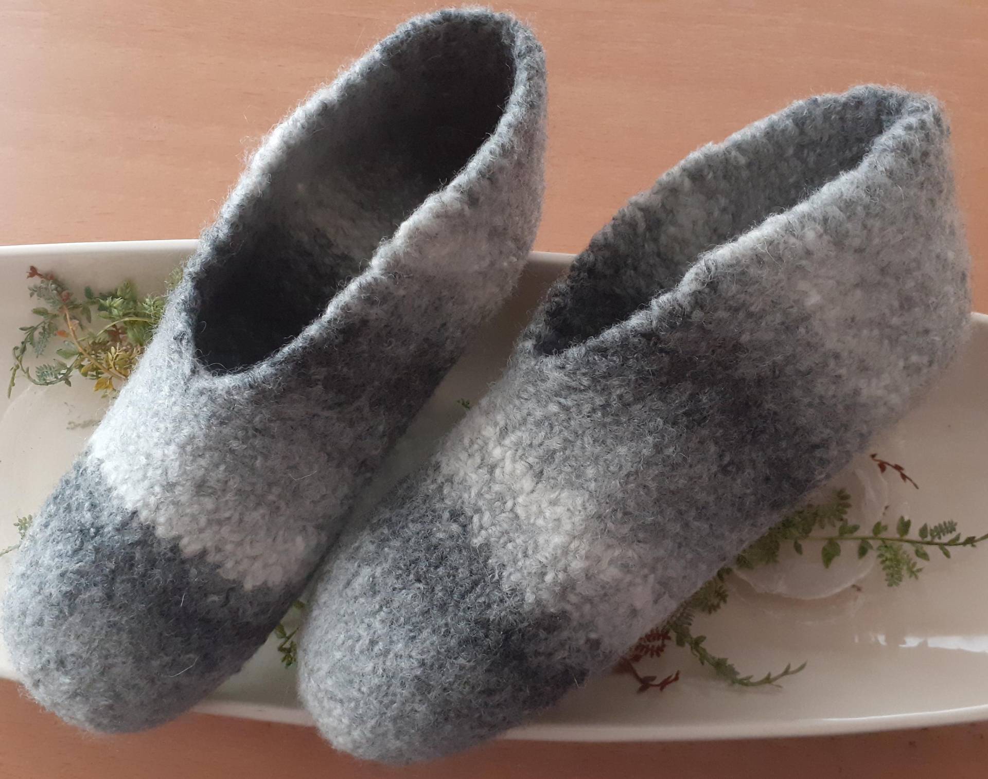 Filzhausschuhe Mehrere Größen Grey-White Color Filzschuhe Hausschuhe Gefilzt 100% Wolle Puschen Filz Pantoffeln Filzpantoffeln von tollewolle03