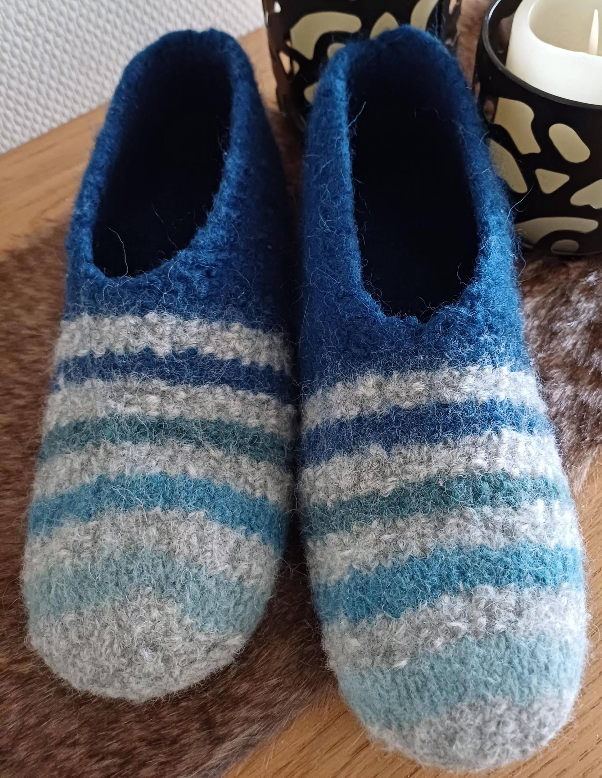 Gr. 41/42 - Filzhausschuhe Blau Mit Streifen Filzschuhe Hausschuhe Gefilzt 100% Wolle Puschen Filz Pantoffeln Filzpantoffeln von tollewolle03