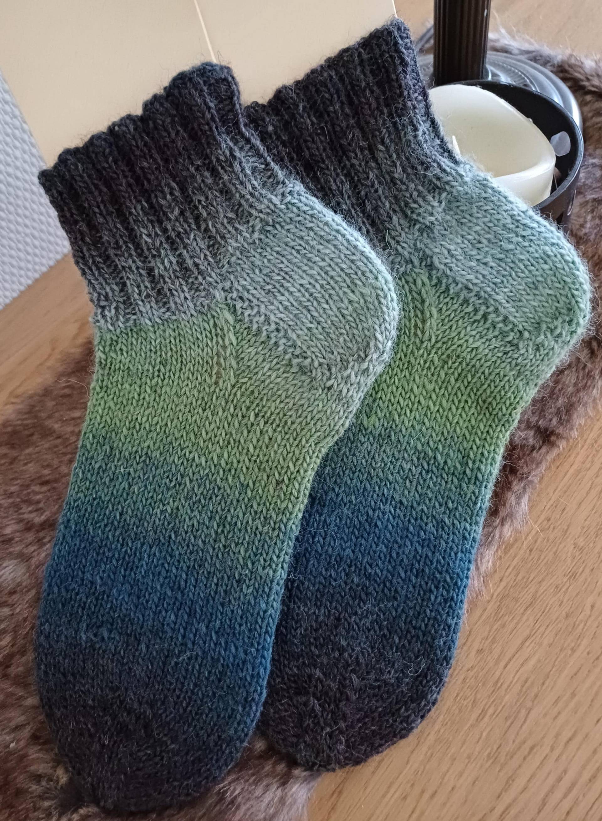Kurze Socken Sneaker Handgestrickt Gr. 38/39 Strümpfe Sofasocken Warme Wollsocken Blau-Grün-Farbverlauf von tollewolle03