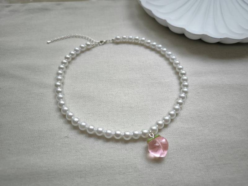 Bezaubernde, Transparente, Pfirsichfarbene Halskette Mit Perlen von tomacrystals