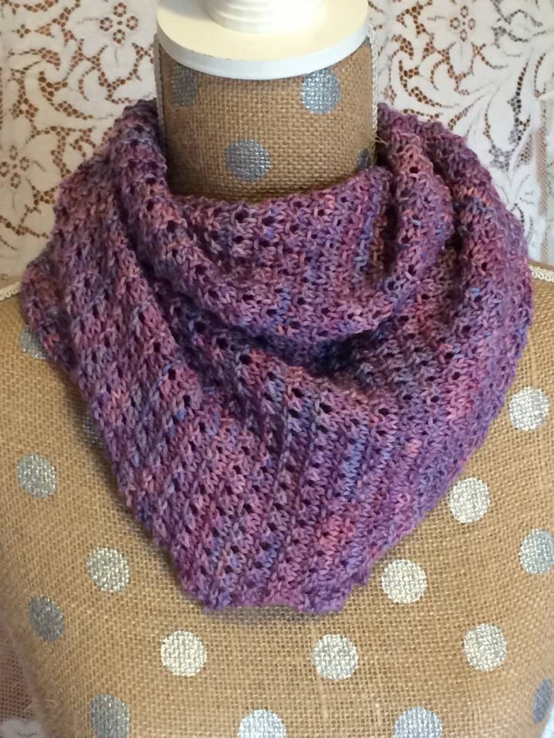 Handgestrickter Wollschal in Trapezform von tonebelle